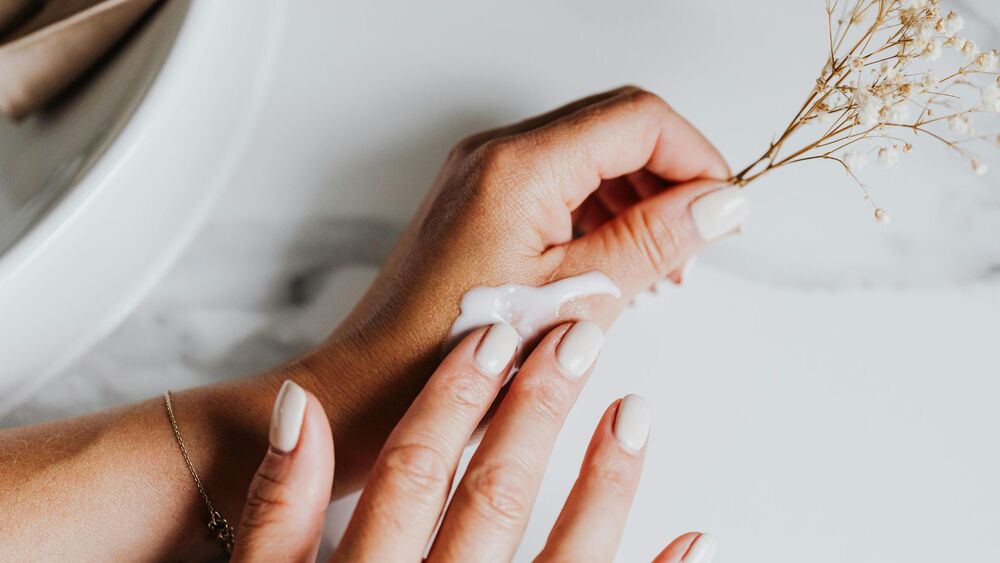 乾燥対策としてクリームをなじませる手元